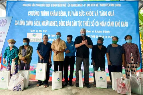 Tặng quà, khám bệnh cho hơn 300 hộ dân ở huyện Bình Chánh