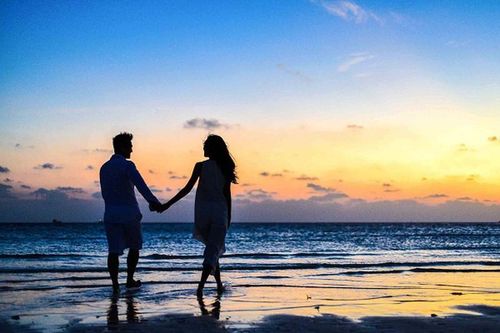 Lí do phụ nữ hơn tuổi luôn hấp dẫn 'phi công trẻ'