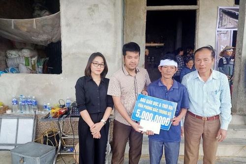 Văn phòng Báo GD&TĐ Bắc Trung Bộ hỗ trợ 3 học sinh có bố mất trong lũ
