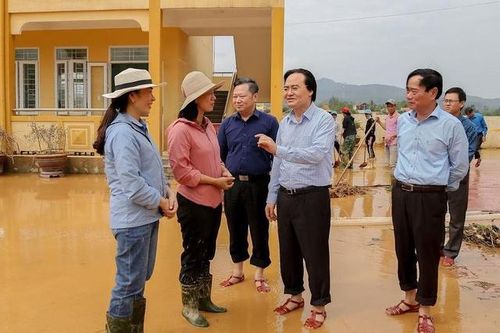Bộ trưởng Phùng Xuân Nhạ động viên giáo viên, nhà trường vùng lũ Quảng Bình