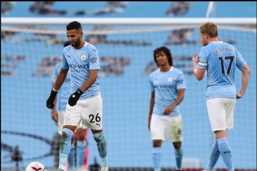 Máy bay chở đội bóng Man City gặp sự cố giữa bầu trời