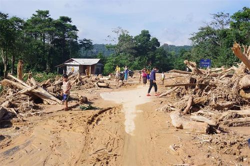 Tiếp cận xã Hướng Việt bị cô lập, 2 cán bộ bị thương được đưa về Bệnh viện Trung ương Huế điều trị
