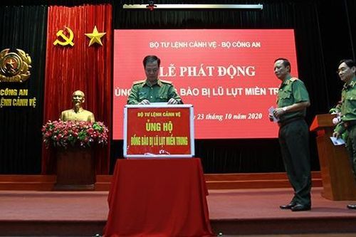Chung tay cùng đồng bào miền Trung vượt khó