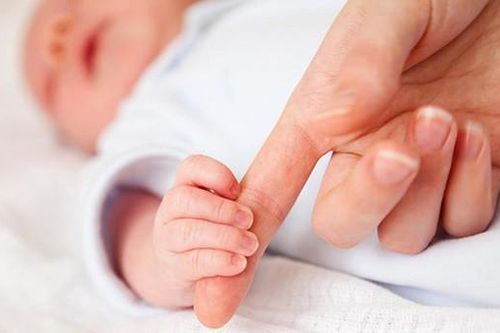 Lây từ mẹ, bé sơ sinh 3 ngày tuổi mắc bệnh lậu