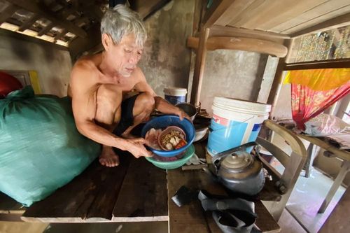 Chui vào nóc nhà nơi dân tránh lũ