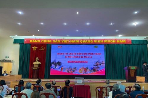 Chung tay ủng hộ đồng bào miền Trung bị ảnh hưởng do mưa lũ