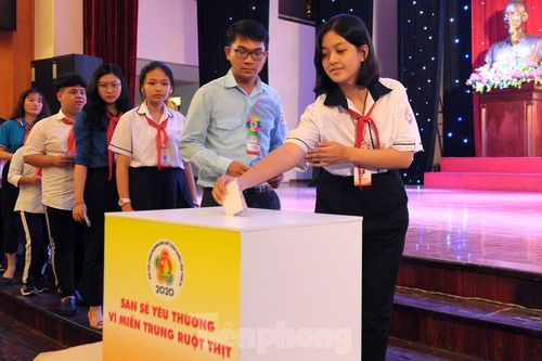 Đại biểu Đại hội Cháu ngoan Bác Hồ toàn quốc san sẻ yêu thương vì miền Trung