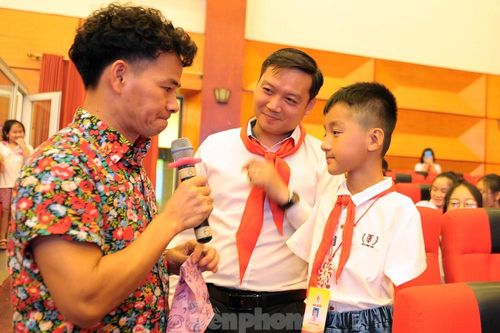NSƯT Xuân Bắc lặng người với đại biểu không giơ tay nhận quà