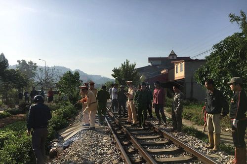 Mải nghe điện thoại, người đàn ông bị tàu hỏa đâm tử vong