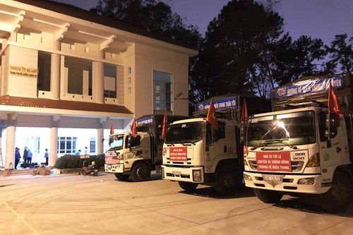 Nhiều chuyến xe 0 đồng chở hàng cứu trợ miền Trung