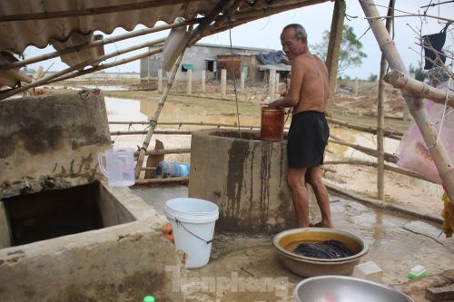 12 ngày không điện, không nước và không cơm của xóm nghèo bị cô lập trong lũ