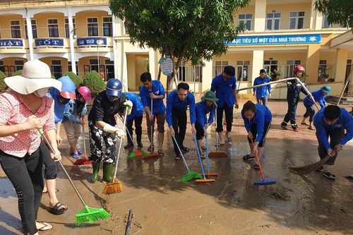 Áo xanh thanh niên hỗ trợ người dân khắc phục vệ sinh sau lũ