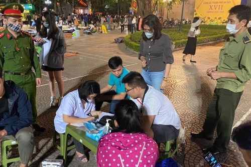 Lập 15 tổ công tác nhắc nhở, xử phạt người không đeo khẩu trang ở phố cổ
