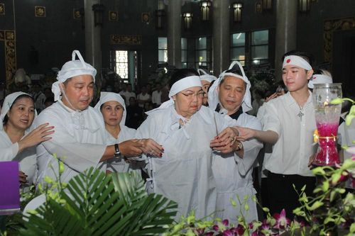 Lý Hùng nghẹn ngào nói lời tri ân trước giờ đưa NSND Lý Huỳnh về nơi an nghỉ cuối cùng