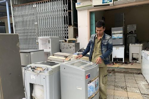 Máy giặt, tủ lạnh bị lũ ngâm, bà con để tui sấy sửa miễn phí cho