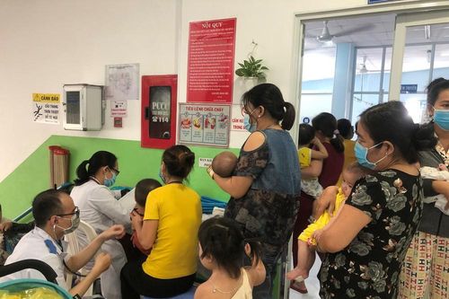 TPHCM: Trẻ mắc bệnh hô hấp, tay chân miệng tăng đột biến