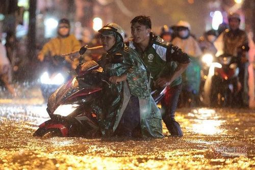 Sau cơn mưa như trút, đông Sài Gòn chìm trong biển nước
