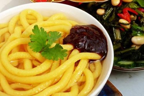 Chín người trong một nhà tử vong sau khi ăn mì tự làm