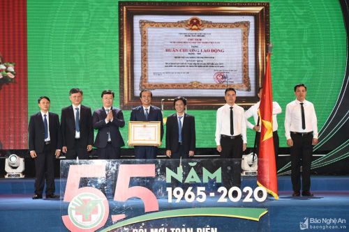 Lãnh đạo tỉnh dự Lễ kỷ niệm 55 năm ngày thành lập và trao Huân chương Lao động hạng Nhì cho Bệnh viện Đa khoa TP. Vinh