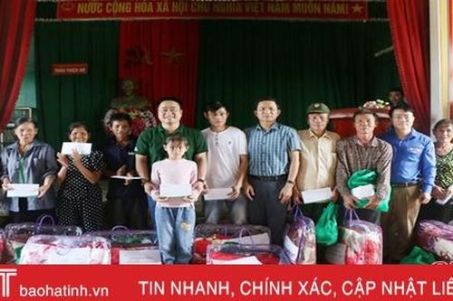 VP Bank Hà Tĩnh trao 100 triệu đồng hỗ trợ đồng bào lũ lụt