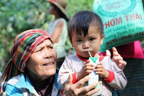 Người dân xã Trường Sơn nhận quà hỗ trợ sau 2 tuần bị lũ cô lập