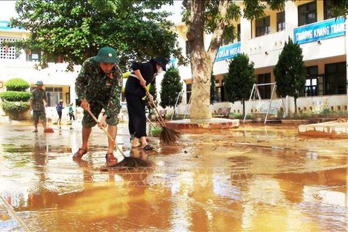 Theo dõi chặt diễn biến bão số 8, khẩn trương khắc phục hậu quả mưa lũ