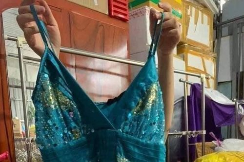 Ngao ngán với loạt quần áo cũ tặng bà con vùng lũ: Gửi cả đồ lót đã qua sử dụng, váy áo dự tiệc diêm dúa...