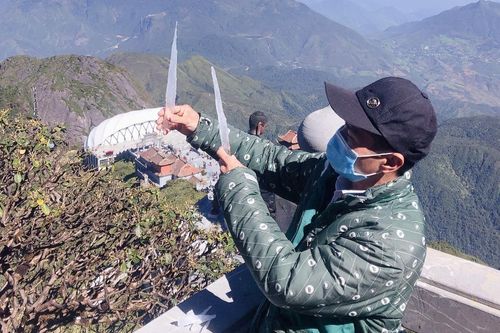 Băng giá xuất hiện trên đỉnh Fansipan cực hiếm vào tháng 10, dự báo một mùa đông khắc nghiệt