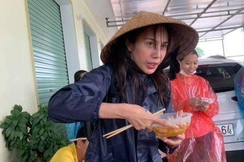 Không cần ra MV hoành tráng, loạt clip cứu trợ miền Trung của Thủy Tiên hiện đang 'xâm chiếm' trending Youtube