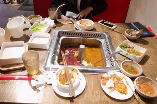 Dân mạng tranh cãi dữ dội câu chuyện khách bị phạt 200 nghìn đồng tại nhà hàng buffet do ăn không hết... 3 lạng rau
