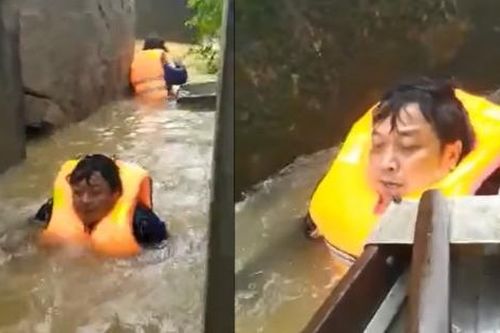 Xúc động khoảnh khắc Chủ tịch xã cùng cán bộ vượt lũ cứu dân tới kiệt sức, phải tiêm thuốc để hồi sức lo cho dân