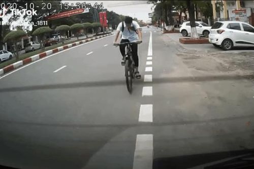 Cúi gằm mặt đạp xe, nam sinh tông trực diện vào đầu ô tô nhưng thái độ sau đó mới là điều khiến nhiều người lo lắng