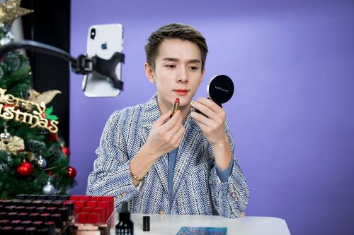 'Ông hoàng son môi' hút hơn 150 triệu người xem buổi livestream bán son tại Trung Quốc