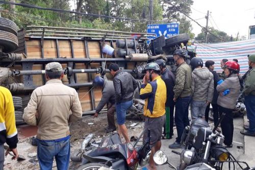 Xe tải chở bia tuột dốc trôi tự do, tông hàng loạt xe máy ở Đà Lạt