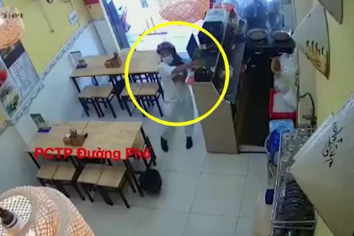 Clip: Hành động xấu xí của cô gái đi Vespa đến mua bún đậu khiến cư dân mạng 'dậy sóng'