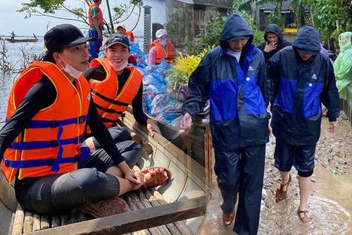 Kỳ Duyên - Minh Triệu cùng mua dép đôi 60K khi đi từ thiện