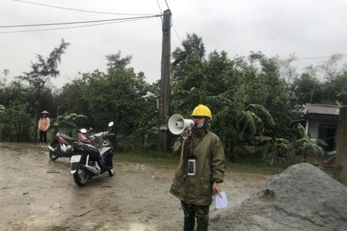 Ngành điện Hà Tĩnh: Đi từng ngõ, gõ từng nhà khuyến cáo an toàn điện sau mưa lũ