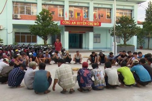 Bắt giữ 36 đối tượng đá gà ăn tiền