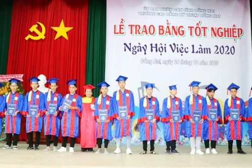 Thêm 1.000 học sinh, sinh viên tốt nghiệp
