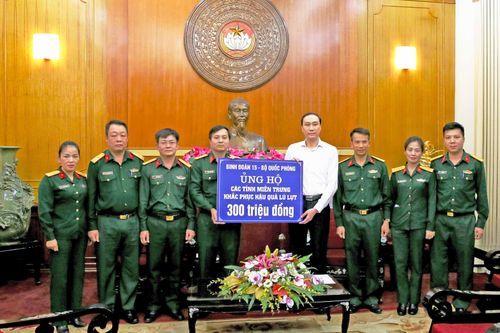 Binh đoàn 15 hỗ trợ 400 triệu đồng cho đồng bào miền Trung