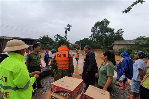 Những tấm chân tình trong mưa lũ