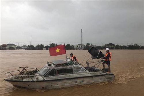 Những người 'đón bão, đo mưa'