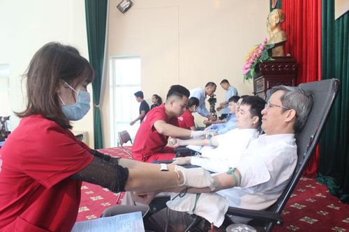 Gần 300 cán bộ, người lao động tham gia hiến máu