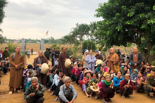 Tăng Ni cựu sinh Học viện Phật giáo cứu trợ miền Trung