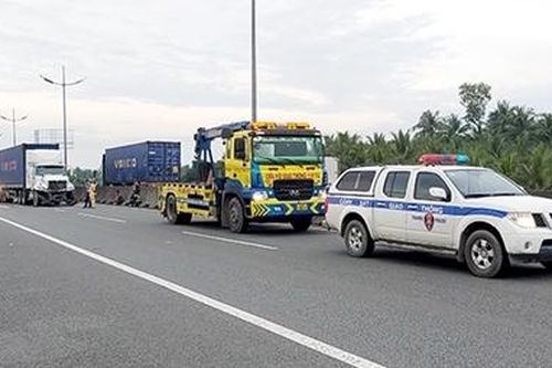 Tông xe liên hoàn trên cao tốc, nhiều người thoát chết trong gang tấc