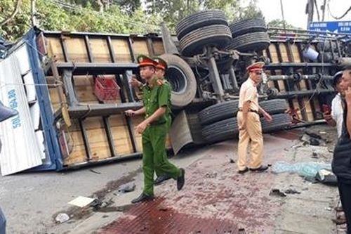 Xe tải chở bia gây tai nạn náo loạn trên phố