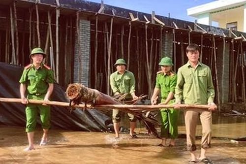 Ấm áp tình người nơi vùng 'rốn' lũ đi qua