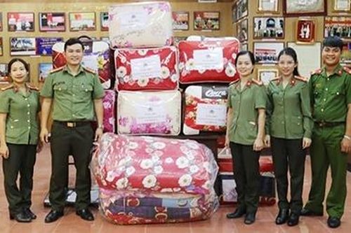 Ủng hộ tiền, gạo, chăn ấm cho Công an xã tại miền Trung
