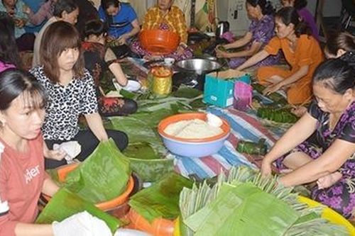 Phụ nữ Sóc Trăng hướng về miền Trung ruột thịt