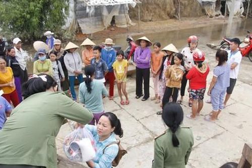 Công an TT-Huế tặng quà người dân thiệt hại nặng do lũ lụt